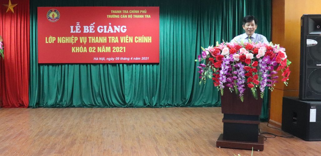 Phó Hiệu trg nhà trường phát biểu bế giảng khóa học