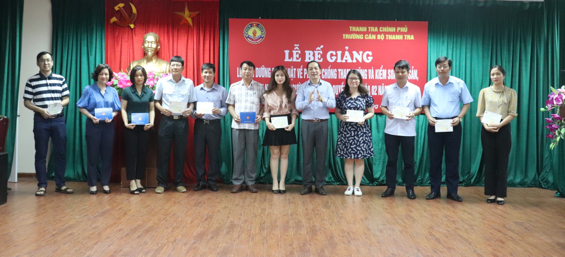 TS Nguyễn Huy Hoàng TTVCC PHT trg CBTT trao chứng nhận hoàn thành khóa học cho học viên