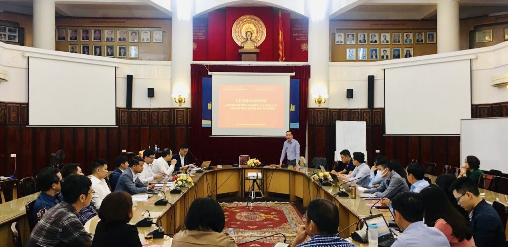 TS Nguyễn Huy Hoàng TTVCC Phó Hiệu trưởng Trg CBTT phát biểu khai giảng khóa học