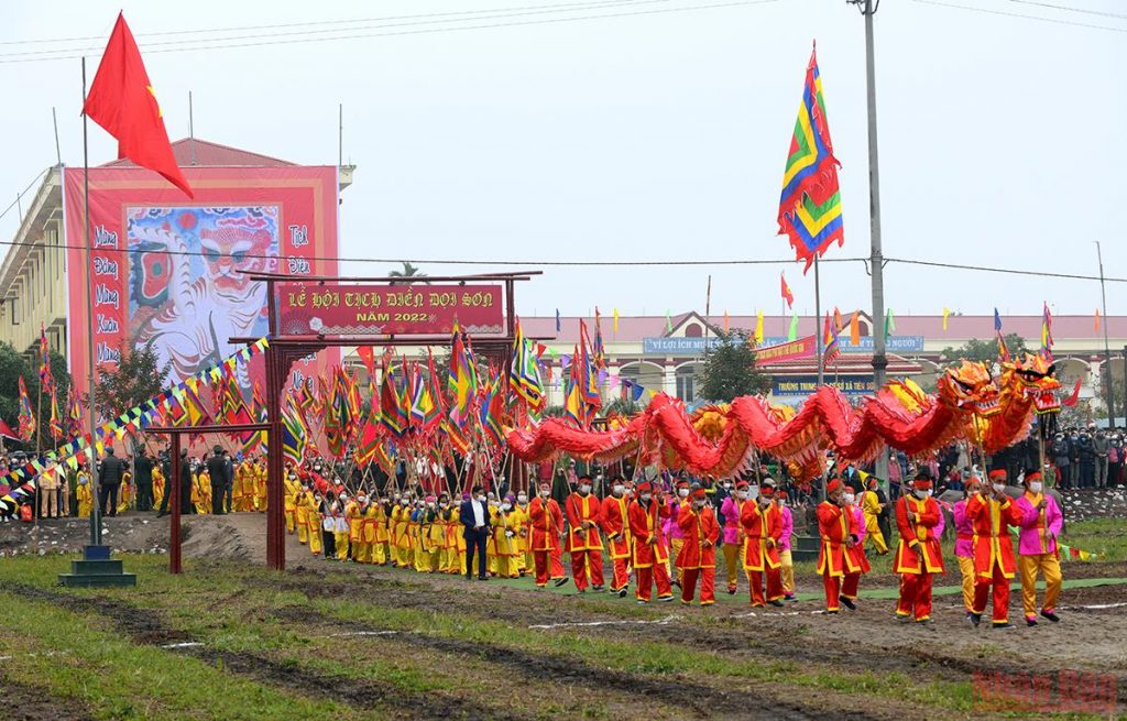 Chủ tịch nước Nguyễn Xuân Phúc xuống đồng cày ruộng tại Lễ Tịch điền Đọi Sơn