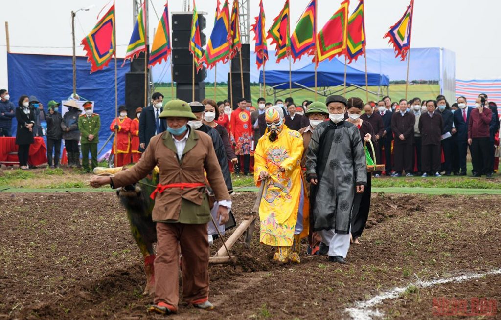 Chủ tịch nước Nguyễn Xuân Phúc xuống đồng cày ruộng tại Lễ Tịch điền Đọi Sơn
