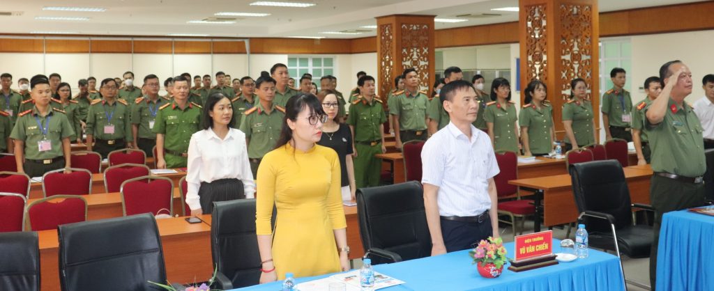 Hơn 70 cán bộ, chiến sĩ công an nhân dân tham gia Lớp Bồi dưỡng nghiệp vụ Thanh tra viên chính Khóa 13 năm 2022 tại Trường Cán bộ Thanh tra.