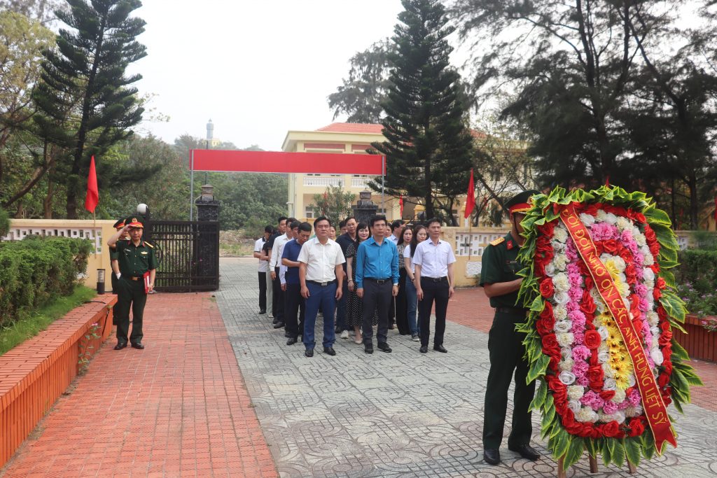 Tổ chức Lễ dâng hương tại Đài tưởng niệm các Anh hùng liệt sĩ và thăm, tặng quà tại đảo Bạch Long Vĩ, Hải Phòng.