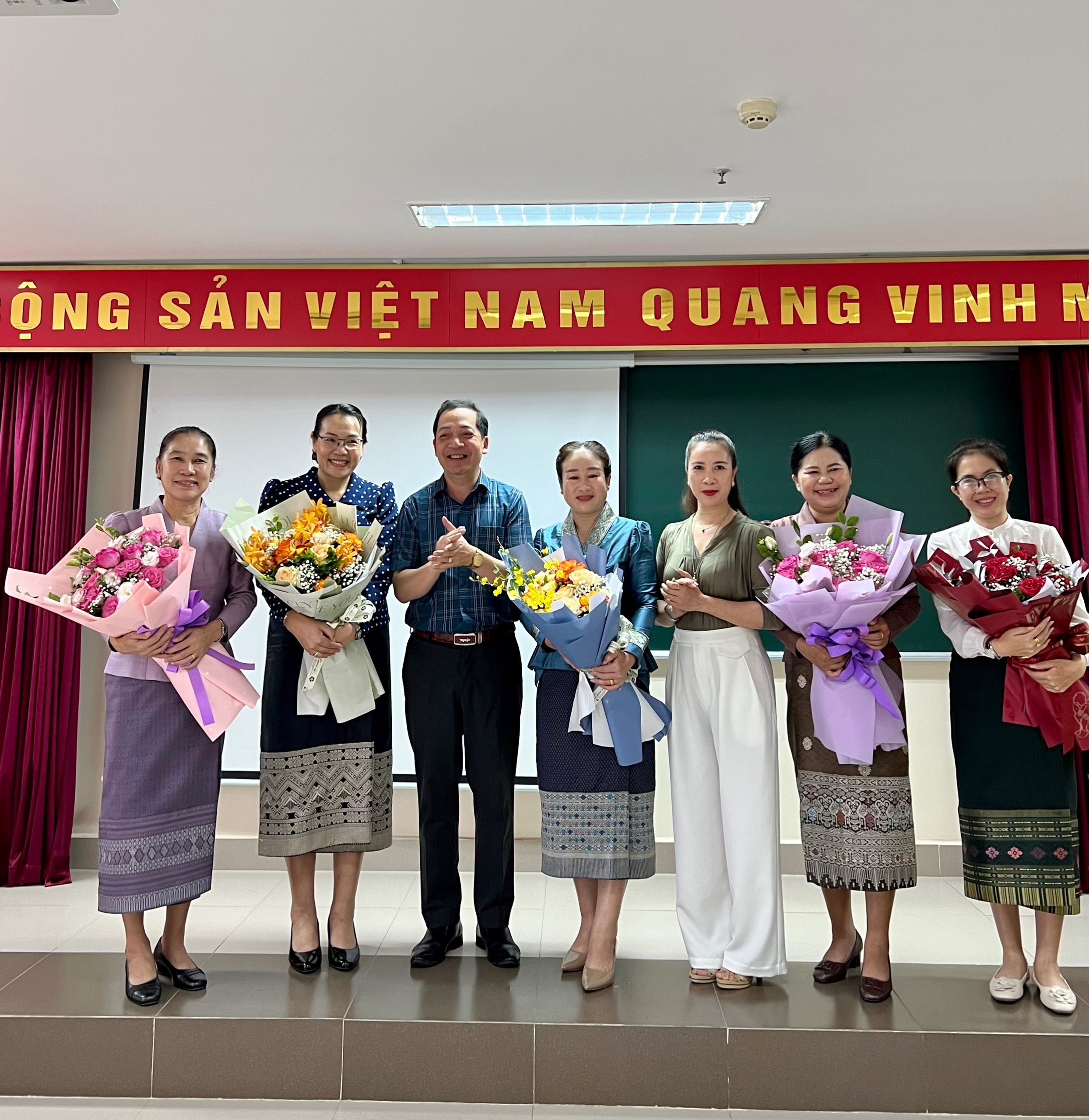 Trường Cán bộ Thanh tra chúc mừng kỷ niệm 68 năm ngày thành lập Liên hiệp phụ nữ Lào