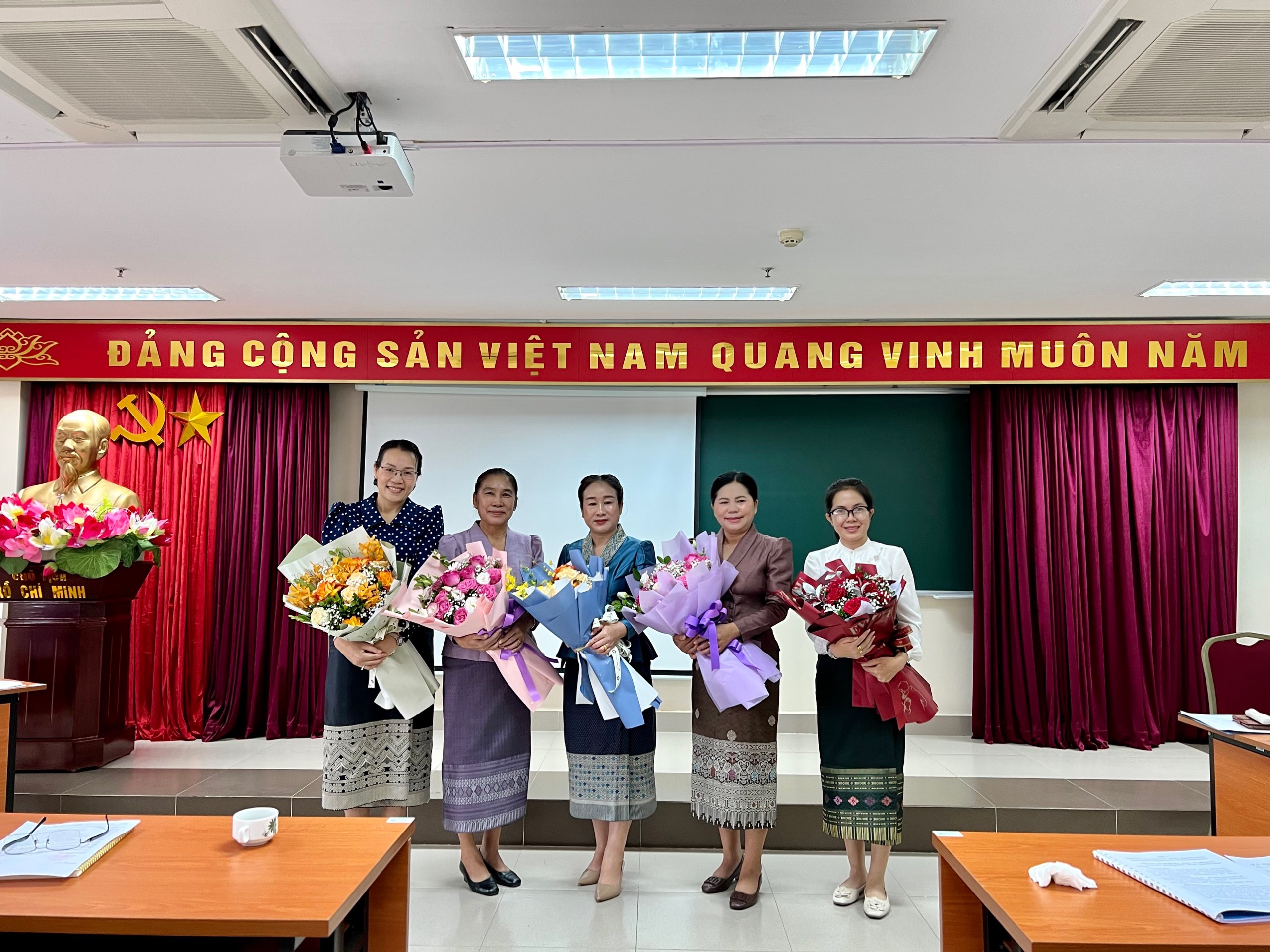 Trường Cán bộ Thanh tra chúc mừng kỷ niệm 68 năm ngày thành lập Liên hiệp phụ nữ Lào