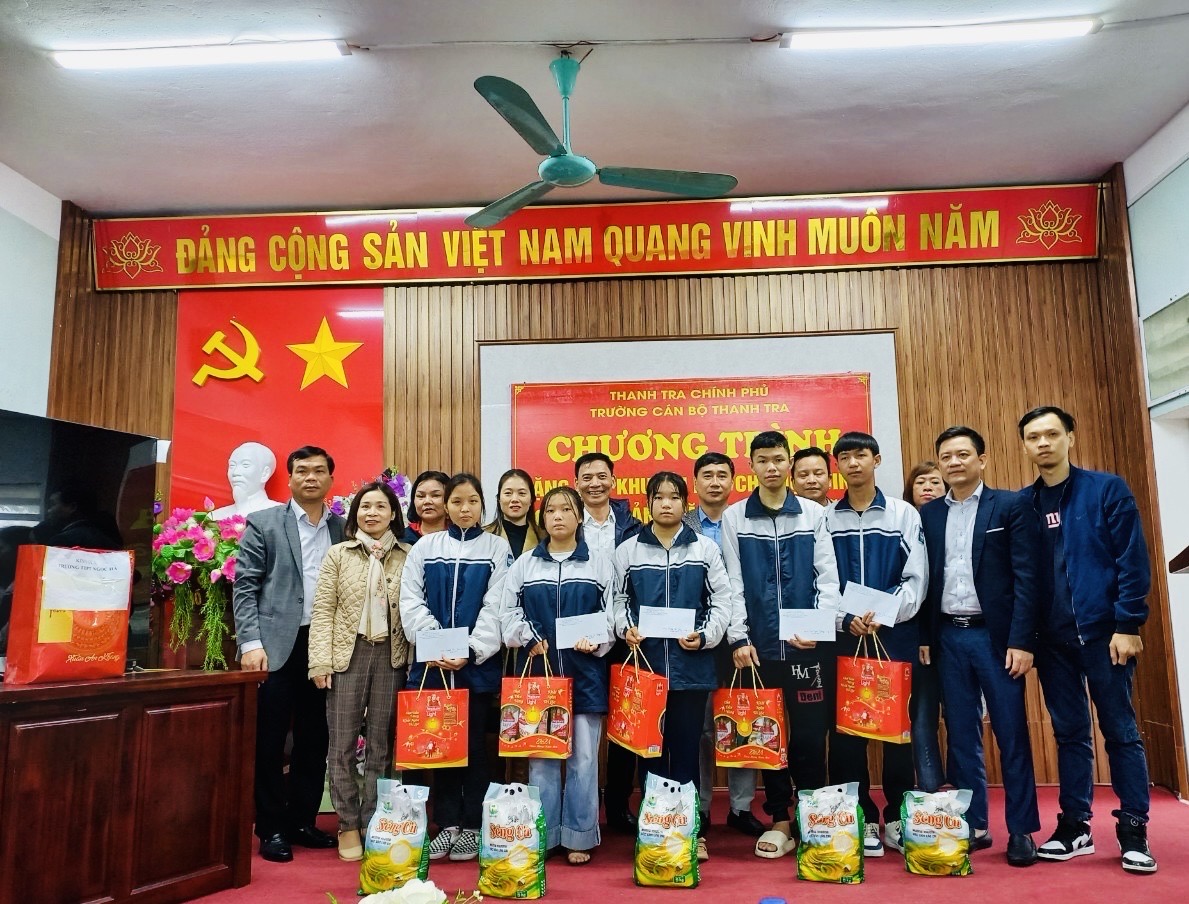 Trường Cán bộ Thanh tra tặng quà khuyến học cho học sinh nghèo vượt khó tại tỉnh Hà Giang