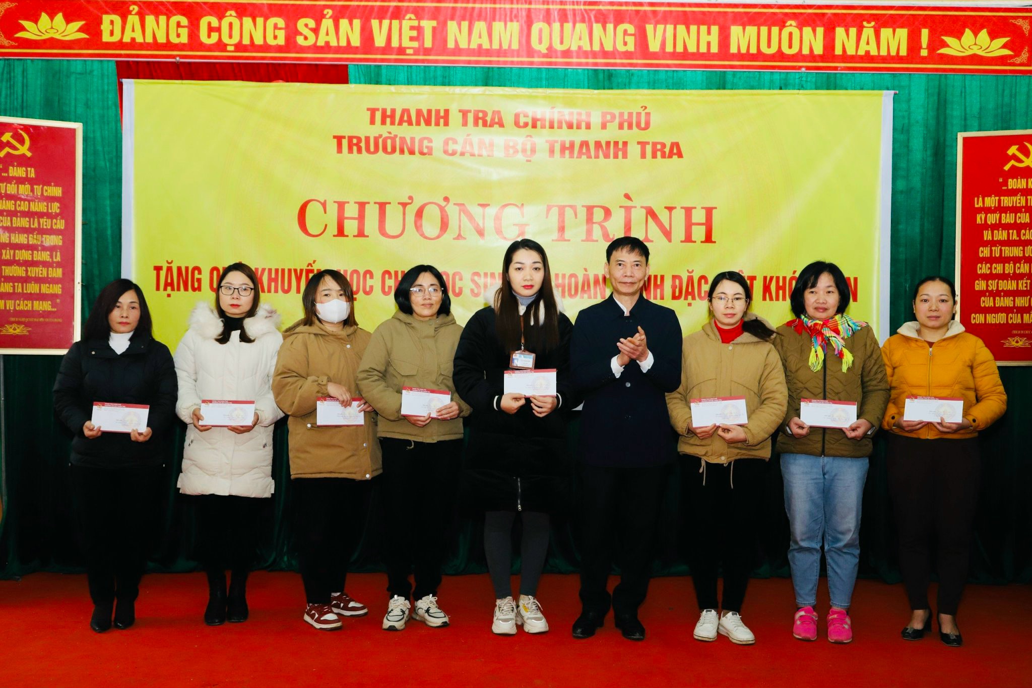 Trường Cán bộ Thanh tra tặng quà khuyến học cho học sinh nghèo vượt khó tại tỉnh Hà Giang