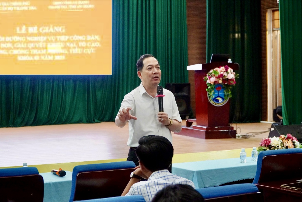 Bế giảng lớp bồi dưỡng chuyên sâu cho cán bộ, công chức tỉnh An Giang