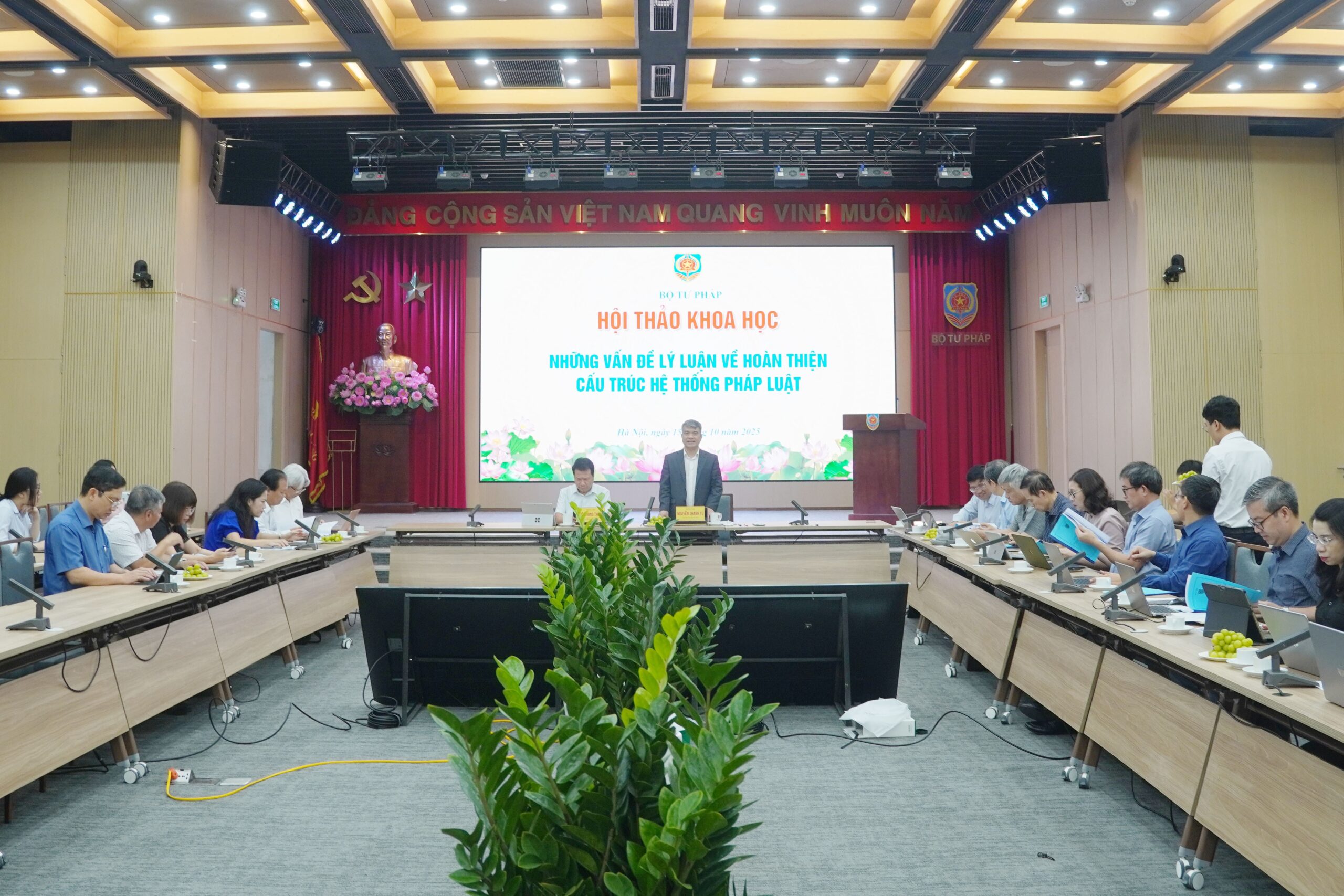 Hoàn thiện cấu trúc hệ thống pháp luật Việt Nam bảo đảm thể chế và pháp luật trở thành lợi thế cạnh tranh, dẫn dắt sự phát triển của đất nước